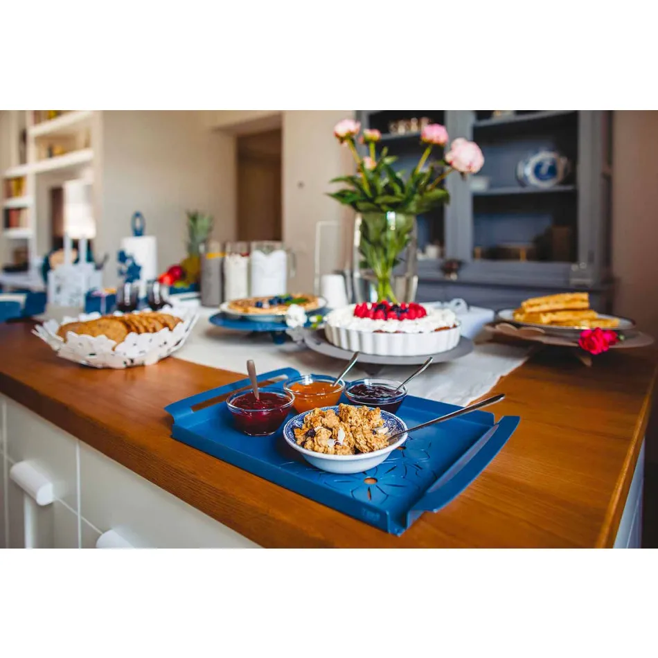 Bandeja de servicio con flores en hierro blanco, azul o barro - Marken viadurini